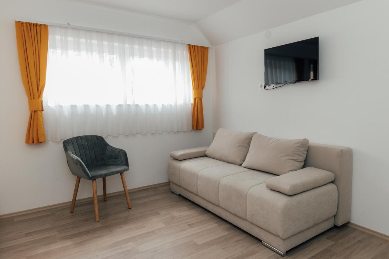 Krnjak Restoran I Sobe Savic Bed & Breakfast エクステリア 写真
